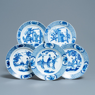 Vijf Chinese blauw-witte borden met figuratieve decors, Kangxi en Chenghua merken, Kangxi