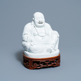 Een Chinese Dehua blanc de Chine figuur van Boeddha, Kangxi