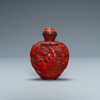 Een Chinese snuiffles met spelende jongens in rood lakwerk uit de keizerlijke ateliers, Qianlong/Jiaqing