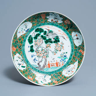 Een Chinese famille verte schotel met kraanvogels, Kangxi