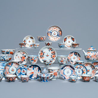 Een collectie voornamelijk Chinees theegoed in blauw-wit, ijzerrood en verguld porselein, Kangxi en later