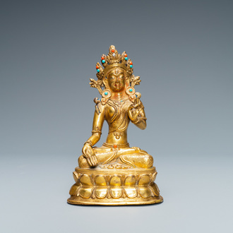Een Sino-Tibetaanse met koraal en turkoois ingelegde vergulde bronzen figuur van Tara, 18e eeuw