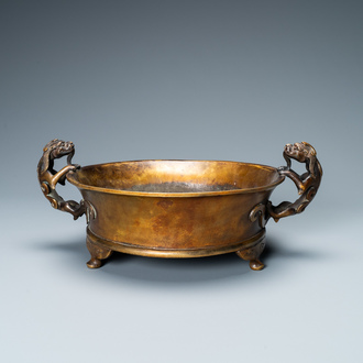 Een grote Chinese bronzen driepotige wierookbrander met chilong-handgrepen, Xuande merk, 18/19e eeuw