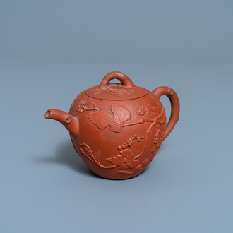 Een Chinese Yixing steengoed theepot met eekhoorns bij druivenranken, Kangxi