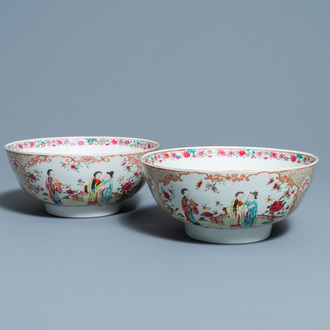 Een paar Chinese famille rose kommen met mandarijns decor, Qianlong