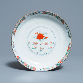 Een Chinese famille verte 'mandarijneenden' schotel met onderglazuur lotus decor, Kangxi