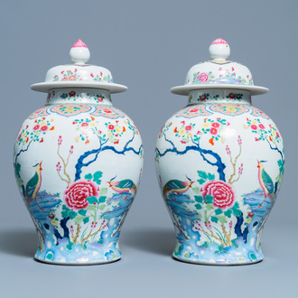 Een paar Chinese famille rose dekselvazen met fazanten tussen bloesemtakken, 19e eeuw