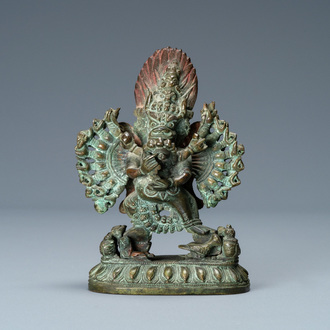 Een Sino-Tibetaanse bronzen groep met Mahakala en Yab-Yum, 18/19e eeuw
