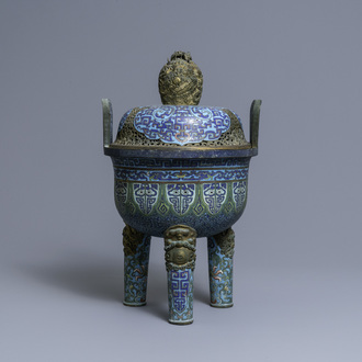 Een grote Chinese driepotige cloisonné wierookbrander met deksel, Qianlong