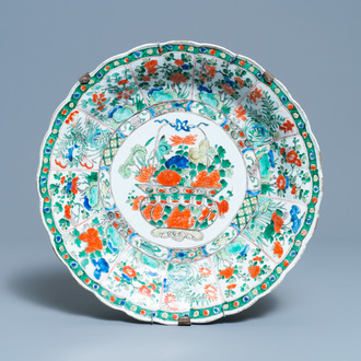 Een Chinese famille verte schotel met een bloemenmand, Kangxi