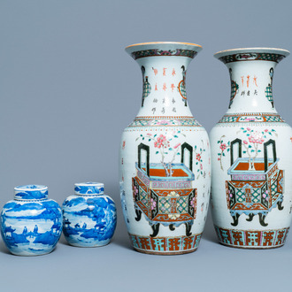 Een paar Chinese blauw-witte dekselpotten en een paar famille rose vazen, 19e eeuw