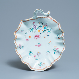 Een Chinese bladvormige famille rose schotel, Qianlong