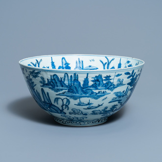 Een grote Chinese blauw-witte kom met boten in een rivierlandschap, Ming