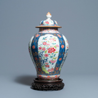 Een Chinese famille rose dekselvaas, Yongzheng