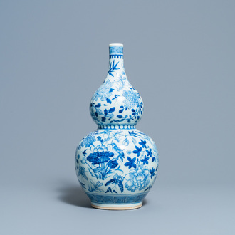 Een Chinese blauw-witte kalebasvaas, 19e eeuw