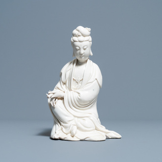 Een Chinese Dehua blanc de Chine figuur van Guanyin, Kangxi