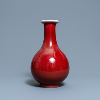 Een Chinese monochrome flesvormige 'langyao' vaas, Jingdezhen merk, gedat. 1955