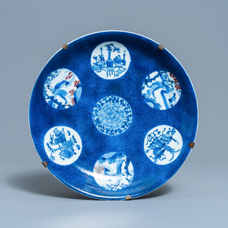 Een Chinese blauw-witte en koperrode schotel met poederblauwe fondkleur, Kangxi