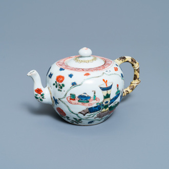 Een Chinese famille verte theepot met antiquiteiten, Kangxi