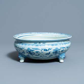 Een Chinese blauw-witte driepotige wierookbrander met floraal decor, Ming