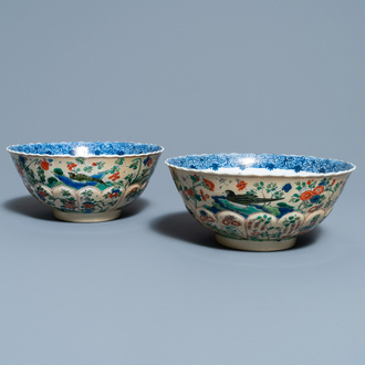 Een paar Chinese famille verte lotusvormige kommen met zeemleer fondkleur, Kangxi