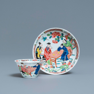 Een Chinese famille rose kop en schotel met theedrinkers, Yongzheng/Qianlong
