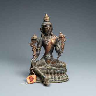 Een Sino-Tibetaanse vergulde figuur van Tara, 19e eeuw