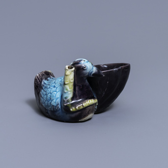 Een Chinese aubergine- en turquoise-geglazuurde waterdruppelaar in de vorm van een eend met een lotus, Kangxi