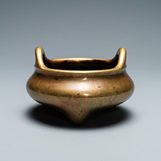 Een Chinese bronzen driepotige wierookbrander, Yu Tang Qing Wan merk, Kangxi