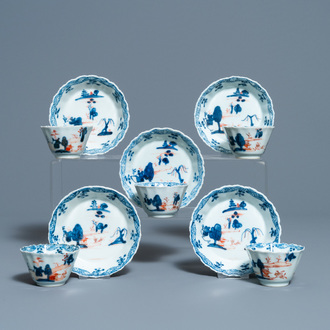 Vijf Chinese Imari-stijl koppen en schotels, Kangxi