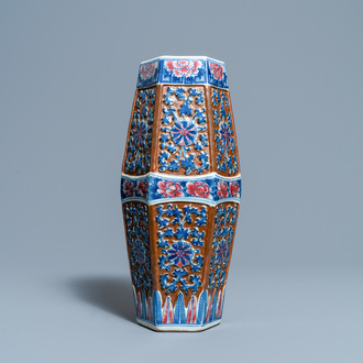 Een Chinese hexagonale blauw-witte en koperrode vaas met bruine fondkleur, 19e eeuw