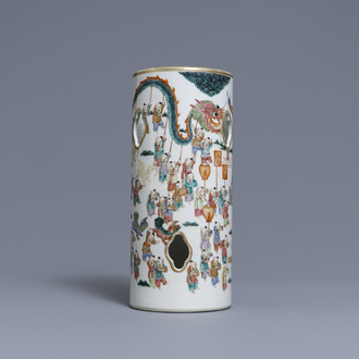 Een opengewerkte Chinese famille rose '100 jongens' hoedensteun, Qianlong merk, 19e eeuw