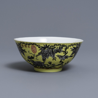 Een Chinese grisaille Dayazhai kom met gele fondkleur, Yong Qing Cang Chun merk, Guangxu
