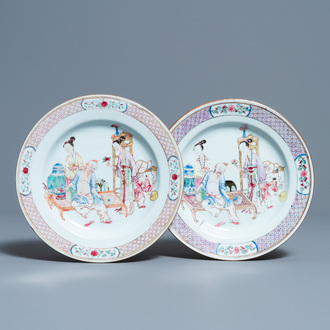 Een paar fijne Chinese famille rose 'ruby back' borden met figuren in een interieur, Yongzheng