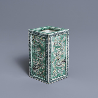 Een vierkante Chinese verte biscuit penselenbeker, Kangxi