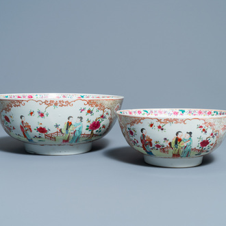 Twee Chinese famille rose kommen met mandarijns decor, Qianlong