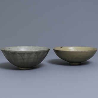 Twee Chinese Longquan celadon-geglazuurde kommen, Song/Ming