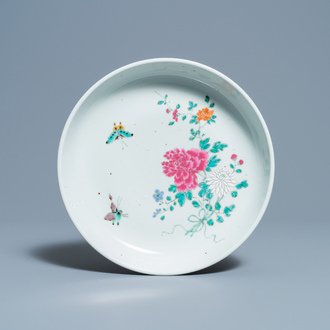 Een Chinese famille rose schotel met vlinders bij bloesems, 18/19e eeuw