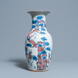 Een Chinese blauw-witte en koperrode vaas met herten en een kraanvogel, 19e eeuw