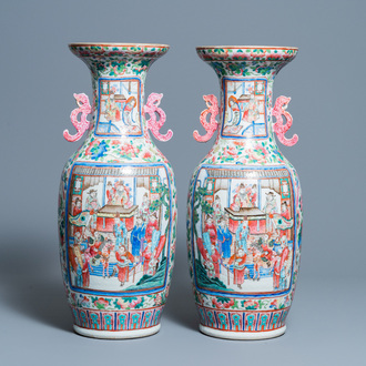 Een paar Chinese famille rose vazen met hofscènes, 19e eeuw