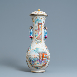 Een Chinese famille rose dekselvaas met mandarijns decor, Qianlong