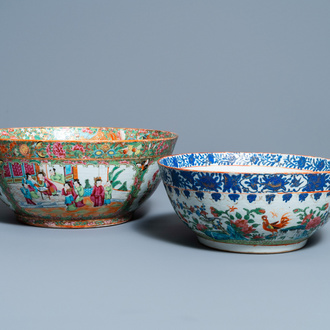 Twee grote Chinese Canton famille rose kommen, 19e eeuw