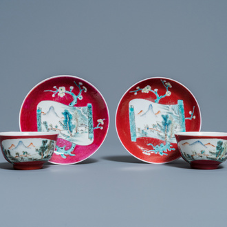 Een paar Chinese famille rose koppen en schotels met robijnrode fondkleur, Yongzheng