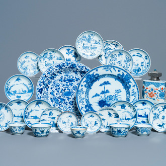 Achttien Chinese blauw-witte schotels, zeven koppen, twee schotels en een theebus, Kangxi/Qianlong