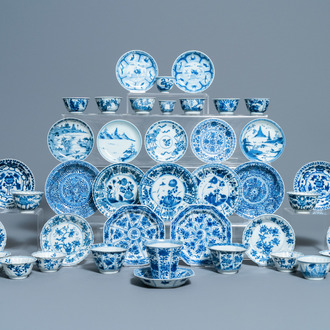 Negentien Chinese blauw-witte koppen en eenentwintig schotels, Kangxi en later
