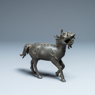 Een Chinese bronzen wierookbrander in de vorm van een kylin, Kangxi