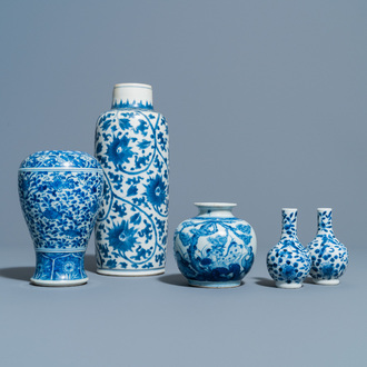 Vijf Chinese blauw-witte vazen, Kangxi en later
