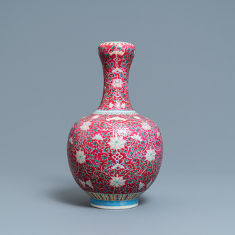 Een Chinese famille rose vaas met robijnrode fondkleur, Qianlong merk, 19/20e eeuw