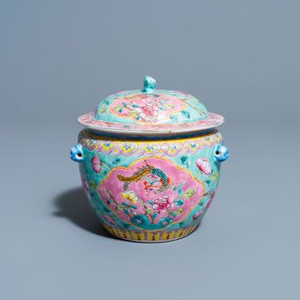 Een Chinese famille rose 'kamcheng' dekselkom voor de Straits of Peranakan markt, 19e eeuw