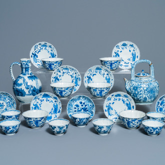 Een collectie Chinese en Japanse blauw-witte koppen en schotels en twee kannen, Wanli en later